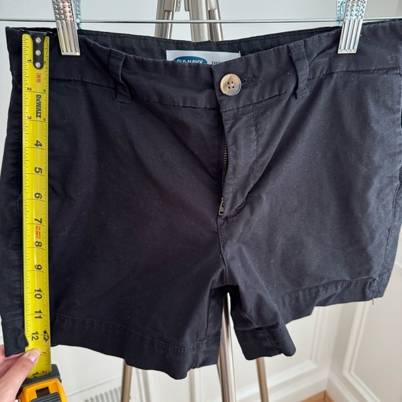 Old Navy Women's Black Chino Shorts size 2 - Picture 4 of 5